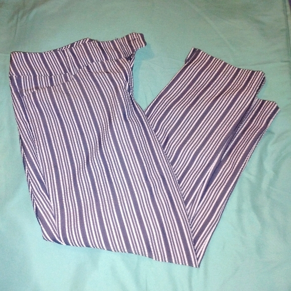 New York & Company Pants - 💙🩶🤍 NWOT New York & Co Striped Capris 4/5 Womens Preppy Office Slim Office